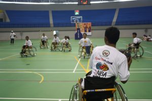 para penyandang cacat melakukan pertandingan eksibisi di coaching clinic