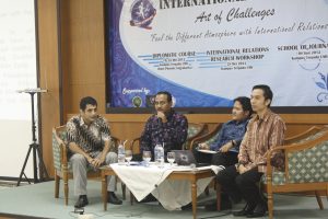 keterangan foto: Dari kiri ke kanan, Dosen An Najh University Palestine Fakher Khalili, Krektur Timteng Dirjen Asia Pasifik Kemenlu RI Roni Prasetyo bersama asisten, dan moderator.