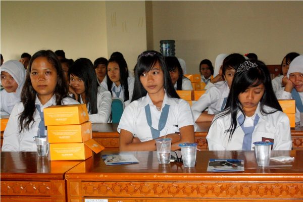 Sejumlah siswa SMAN 1 Gedung Aji, Lampung mendengarkan paparan dari perwakilan Fakultas Hukum UMY.