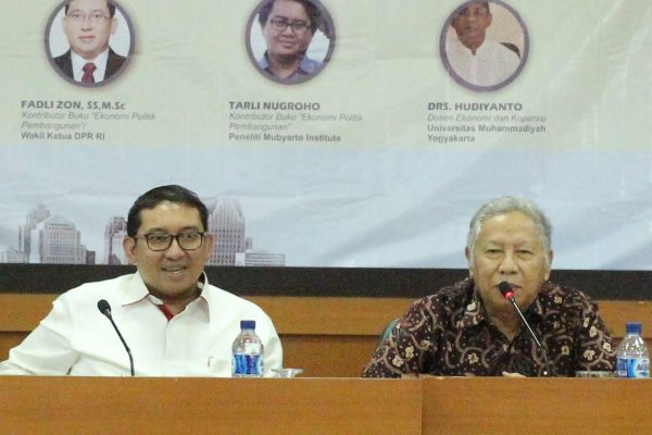 Wakil Ketua DPR RI Fadli Zon, SS., M.Sc dan Prof. H. M. Dawam Rahardjo saat menjadi pembicara dalam acara bedah buku Ekonomi Politik Pembangunan di Gedung AR. Fachruddin B lt 5 Universitas Muhammadiyah Yogyakarta