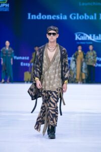 Model mengenakan karya Puthut Ardianto